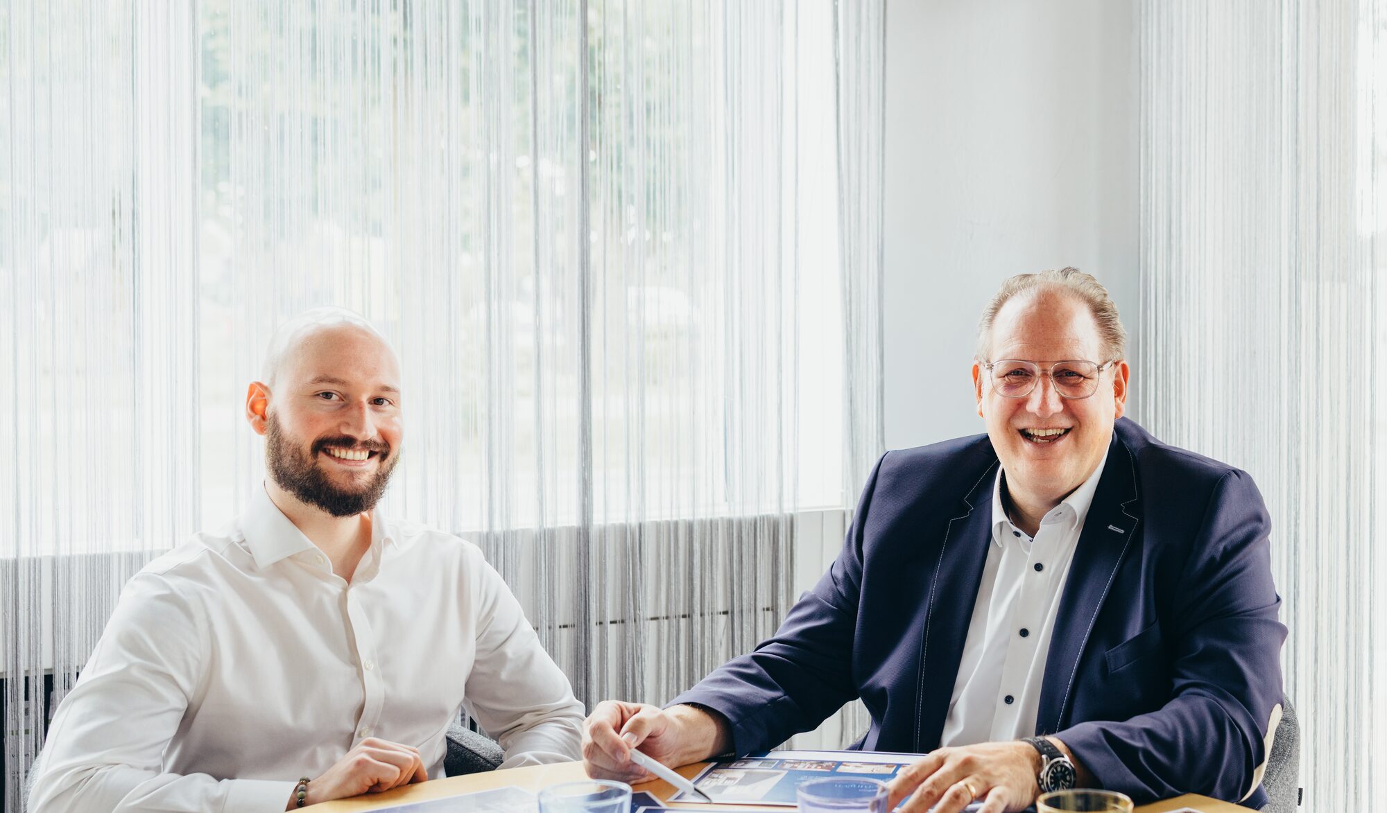 Maik Böcker und Dirk Hiller im Beratungsgespräch bei Immobilien Hüls in Bocholt